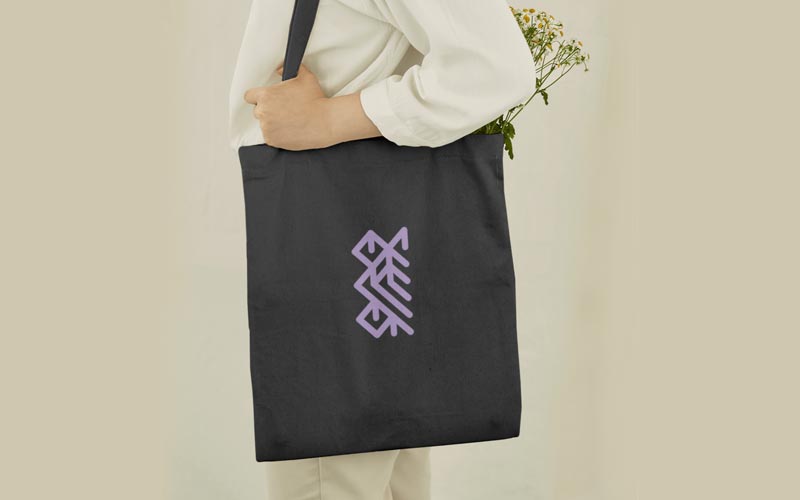 Mockup of a tote bag with dynamic logo using this dynamic logo creator