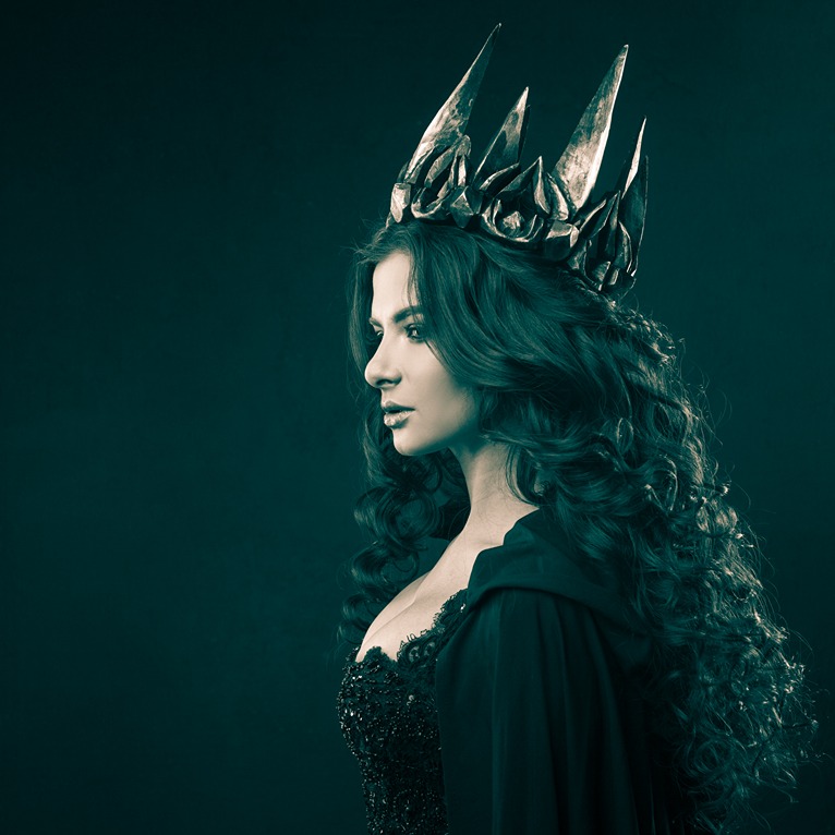 duo tone preset showcasing a woman in a dark background wearing a crown